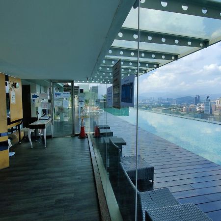 Starsbed Klcc Skyview Roof Pool Hostel Kuala Lumpur Ngoại thất bức ảnh