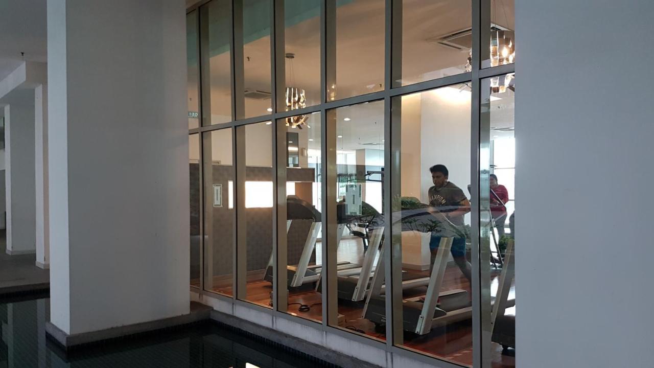 Starsbed Klcc Skyview Roof Pool Hostel Kuala Lumpur Ngoại thất bức ảnh