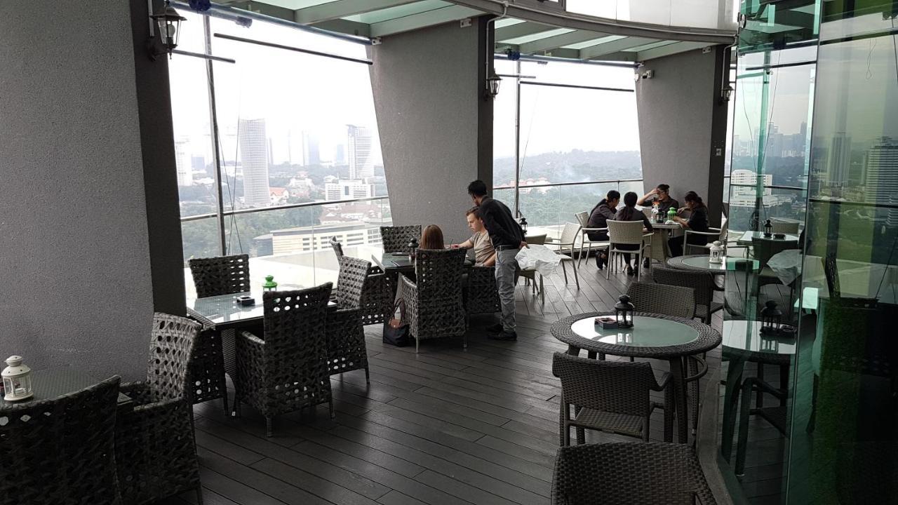 Starsbed Klcc Skyview Roof Pool Hostel Kuala Lumpur Ngoại thất bức ảnh